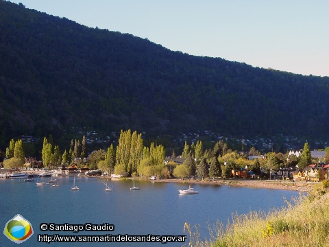 Fondo de Pantalla Costanera del lago Lácar (Santiago Gaudio)