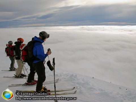Fondo de Pantalla esquiadores en cerro Chaleco (Santiago Gaudio)