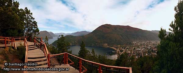 Foto panorámica del pueblo y lago Lácar (Santiago Gaudio)